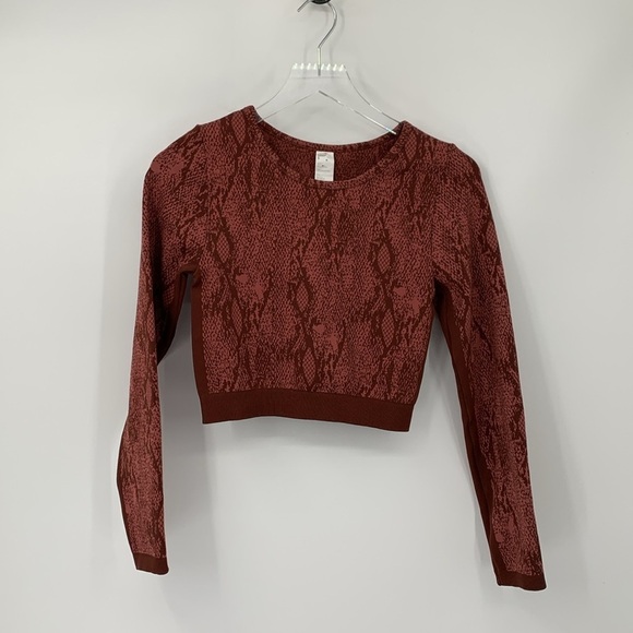 Fabletics Kamila seamless long sleeve crop top snake wine burgundy athletic M - Picture 2 of 5